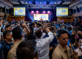 ANWAR Ibrahim melambaikan tangan kepada para hadirin di program Temu Anwar di Universiti Sains Islam Malaysia (USIM), Nilai, Negeri Sembilan, baru-baru ini. – FACEBOOK ANWAR IBRAHIM