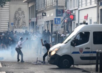 PENUNJUK perasaan bertempur dengan polis anti rusuhan di Porte d'Aix di Marseille, Perancis.-AFP