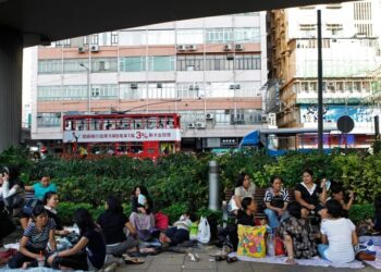 RAMAI pembantu rumah warga asing di Singapura dan Hong Kong kini mengintai peluang bekerja di Korea Selatan.-AFP