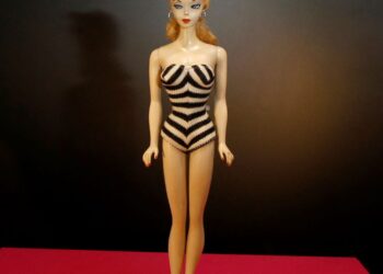 ANTARA anak patung mainan Barbie pertama dicipta pada 1959 yang pernah dipertontonkan kepada umum di Las Vegas, Amerika Syarikat. – AFP