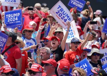 MESKIPUN dikatakan celupar, rasis, seksis dan penuh skandal, para penyokong Donald Trump masih begitu taksub dengan beliau sehingga ke hari ini. – AFP