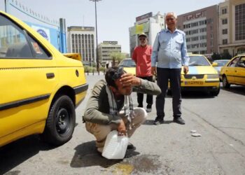 SEORANG pemandu teksi cuba menyejukkan diri ketika suhu melebihi 35 darjah Celsius di Teheran, Iran.-AGENSI.