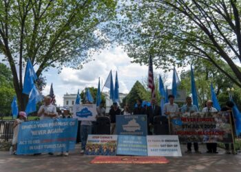 SEKUMPULAN etnik Uighur mengadakan demonstrasi membantah pembunuhan terhadap rakyat mereka di luar White House di Washington, AS kelmarin.-AGENSI