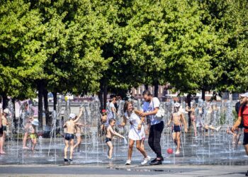 ORANG ramai menyejukkan diri dengan bermain air di sebuah taman di Moscow, Russia. - AFP