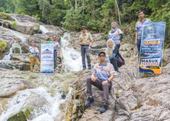 TAUFIK Bahar (tengah) bersama-sama pegawai PTNJ mengalu-alukan orang ramai memeriahkan Karnival Gunung Ledang selama tiga hari bermula hari ini.