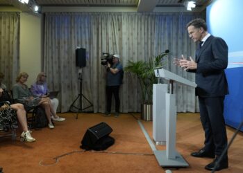 PERDANA Menteri Belanda, Mark Rutte mengumumkan peletakan jawatan beliau dan Kabinet dalam sidang media di The Hague. - AFP