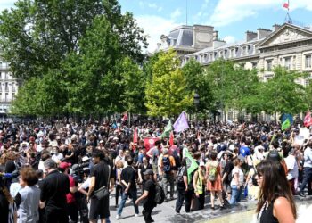 PENUNJUK perasaan berkumpul di Place de la Republique untuk menghadiri `Perhimpunan memperingati Adama Traore'. - AFP