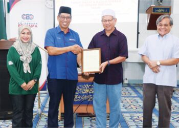 BAHAROM Embi (dua dari kiri) menyerahkan geran tanah wakaf Masjid Jamek Nurul Iman Kubang Menerong dan Surau Ad Diniah  Kampung Lembah Raja di Seberang Perai Utara kepada Yang DiPertua Majlis Agama Islam Pulau Pinang, Datuk Ir Ahmad Zakiyuddin Abd. Rahman.