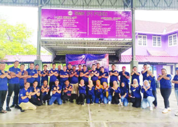 PELAJAR Pusat Pendidikan Profesional dan Lanjutan Universiti Utara Malaysia (UUM) bergambar bersama pada Program Keselamatan dan Kesedaran Awam di Sekolah Menengah Kebangsaan (SMK) Perempuan Pudu di Kuala Lumpur baru-baru ini.