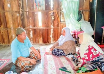 NIK Mustapha Nik Leh dan keluarganya tinggal di rumah yang reput dimakan anai-anai di Kampung Alor Piah Chetok, Pasir Mas, Kelantan. - UTUSAN/ROHANA ISMAIL