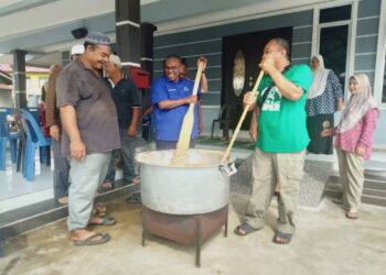 SHAIKH HUSSEIN Mydin (tengah) pada program ziarah bertemu pengundi di Kampung Setol, Permatang Buluh, Pulau Pinang hari ini.