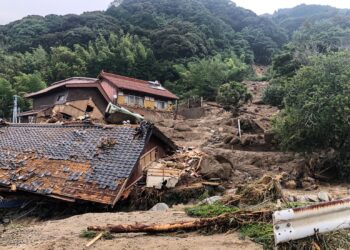 SEBUAH rumah musnah akibat tanah runtuh di bandar Karatsu di wilayah Saga selepas hujan lebat melanda kawasan luas di seluruh pulau Kyushu, Jepun.-AFP