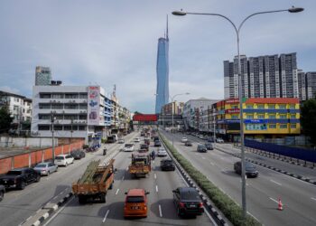 JALAN Loke Yew di ibu negara diabadikan kepada seorang pelombong bijih timah berasal dari Heshan, Guangdong, China. – UTUSAN/FARIZ RUSADIO