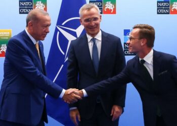 RECEP Tayyip Erdogan (kiri) dan Ulf Kristersson berjabat tangan sambil diperhatikan 

Jens Stoltenberg menjelang sidang kemuncak NATO di Vilnius, Lithuania.-AFP