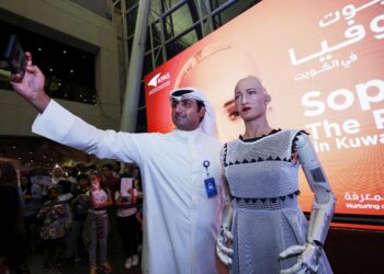 SOPHIA (kanan) ialah robot yang menggunakan kecerdasan buatan (AI) bagi membolehkannya berinteraksi dan meluahkan perasaan seperti manusia. – GAMBAR HIASAN/AFP