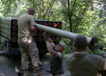 TENTERA Ukraine memuatkan peluru berpandu ke dalam pelancar roket berhampiran Bakhmut di wilayah Donetsk.-AFP