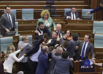 AHLI Parlimen menolak antara satu sama lain ketika pergaduhan tercetus di Parlimen Kosovo di Pristina.-AGENSI