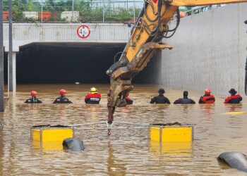 PASUKAN keselamatan melakukan operasi mencari dan menyelamat mangsa yang terperangkap di dalam terowong di Cheongju, Korea Selatan. - AFP