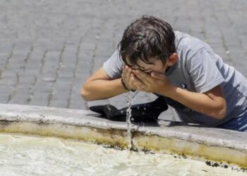 SEORANG kanak-kanak lelaki mencuci mukanya di air pancut Piazza del Popolo di Rom, Itali.-AGENSI