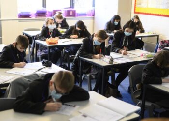 LEBIH separuh penduduk Britain mengakui pelajaran dipelajari di sekolah tidak membantu dalam kehidupan sebenar. - AFP