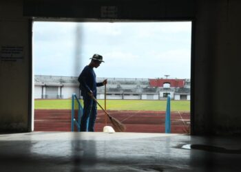 PEMINAT bola sepak dapat menyaksikan kembali aksi di Stadium Tuanku Syed Putra, Kangar, Perlis selepas kerja-kerja membaik pulih stadium itu dijangka siap April tahun depan . - UTUSAN/IZLIZAN OTHMAN