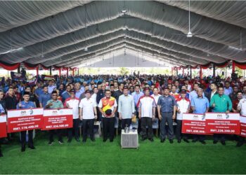 ANWAR Ibrahim  bersama penerima bantuan khas daripada kalangan pesawah dan nelayan serta pengunjung yang hadir pada Program Sentuhan Agro Madani Peringkat Negeri Selangor dekat Sekinchan di Sabak Bernam, Selangor, semalam. – UTUSAN/AFIQ RAZALI