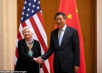 JANET Yellen (kiri) berjabat tangan dengan He Lifeng semasa pertemuan di
Guesthouse Diaoyutai di Beijing. - AFP