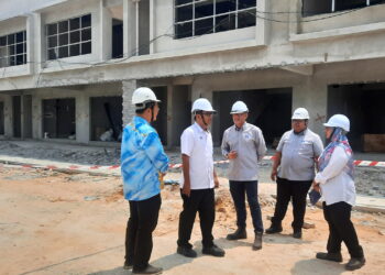 AKMAL Nasrullah Mohd. Nasir (dua dari kiri) meninjau Projek Residensi Junjong di bawah PR1MA di Junjung, Kulim. -UTUSAN/ AZAHAR HASHIM