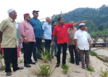 MAHDZIR Khalid (empat kiri) bersama bekas Ahli Parlimen Baling, Datuk Seri Azeez Rahim dan penduduk serta pemimpin meninjau keadaan Sungai Kupang di Kampung Iboi, Baling. -UTUSAN/ NORLIA RAMLI