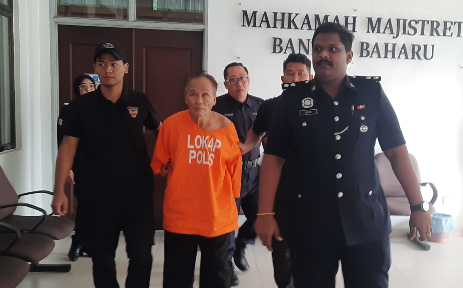 Warga Emas Didakwa Cuba Bunuh Polis