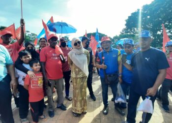 NURUL Izzah Anwar (tengah) bergambar bersama penyokong PH dan BN ketika singgah di pusat penamaan calon DUN Lunas dan Merbau Pulas di Dataran Kulim. -UTUSAN/AZAHAR HASHIM