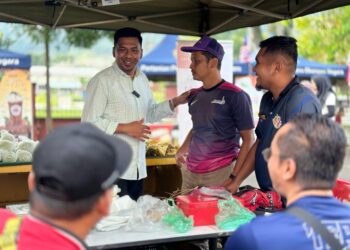 AHMAD ZAKI SHAH Shah Headan (kiri) ketika program bertemu masyarakat setempat di sekitar DUN Telok Bahang, Pulau Pinang, baru-baru ini.