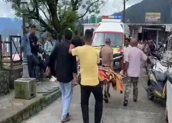 MANGSA yang terkena renjatan elektrik dikejarkan ke hospital di daerah Chamoli. - AGENSI  