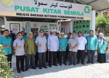 DR. Izani Husin (lima dari kiri) bergambar di hadapan Pusat Kitar Semula (Drive Thru) di Dataran Usahawan Kok Lanas, Kota Bharu, Kelantan.