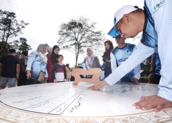 PADA zaman dahulu, manusia mengukur masa berpandukan siang dan malam seperti jam matahari yang dipamerkan kepada pengunjung di PD Forest @ Sungai Menyala, Port Dickson. – UTUSAN/MOHD. SHAHJEHAN MAAMIN