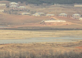 KAWASAN penempatan Korea Utara yang dilihat dari Pos Pemantauan Korea Selatan di Paju. - AFP