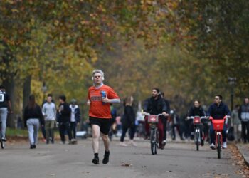 ORANG ramai bersenam di Green Park di tengah London. - AFP 