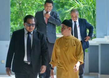 Azman Syah Alias bersama peguam yang mewakilinya pada prosiding hari pertama perbicaraan kes amang seksual di Mahkamah Sesyen Seremban. – UTUSAN/MOHD. SHAHJEHAN MAAMIN