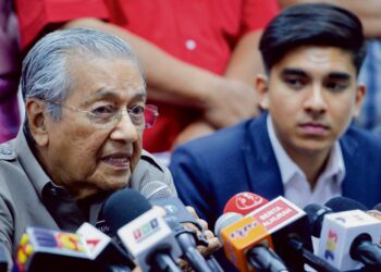 SYED Saddiq Abdul Rahman (kanan) dianggap tidak memahami perjuangan Dr. Mahathir Mohamad
dalam  memperkasakan orang Melayu.