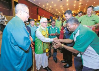 ABDUL Hadi Awang melancarkan Dewan Himpunan Penyokong Pas (DHPP) diwakili bukan Islam yang menjadi calon parti itu pada pilihan raya umum di kerusi-kerusi terpilih.