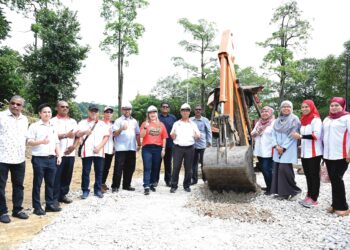 DATUK Bandar Petaling Jaya, Mohamad Azhan Md. Amir (depan, lapan dari kiri) selepas menyempurnakan pecah tanah projek Taman Rakyat di Damansara Damai.