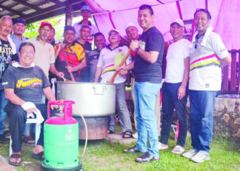 SEBAHAGIAN ahli SAHOCA 1983 yang menyertai majlis memasak bubur Asyura di Taman Desa Ixora, Senawang, Seremban baru-baru ini.