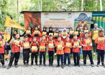 MURID SK Putra bergambar bersama wakil Persatuan Geoguide Perlis Geopark dan Trash Hero Perlis sempena program Geofriendly di Geotapak Bukit Jernih, Perlis baru-baru ini.