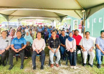 ISNIN Aliasnih @ Liasnih (tiga dari kiri) dan Rosalam Sarbatly ketika program Seminar Kesedaran Rehabilitasi bersama penduduk setempat di Kampung Pilajau, Beaufort.