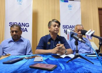 MUHAMMAD Faiz Fadzil (dua dari kiri) menjawab pertanyaan media pada Program Rahmah Mesra Madani di Dewan Persatuan Nelayan Kawasan Perlis Selatan, Kangar, Perlis hari ini.- UTUSAN/ASYRAF MUHAMMAD