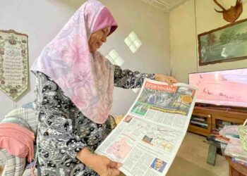 HABIBAH Ismail masih menyimpan surat khabar Utusan Malaysia yang menyiarkan berita tragedi MH17 pada Julai 2014 di rumahnya di Kampung Kelompang, Alor Setar, Kedah. 
– UTUSAN/JAMLIAH ABDULLAH