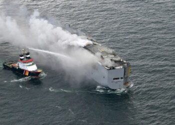 KAPAL penyelamat berusaha memadam kebakaran kapal kargo Fremantle Highway berhampiran kawasan pantai Belanda.-AGENSI