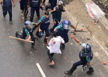 POLIS memukul seorang penyokong Parti BNP yang menyertai protes di Dhaka, Bangladesh. - AFP