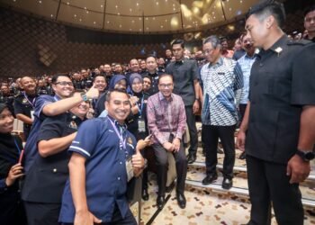 Anwar Ibrahim bergambar bersama kakitangan penguat kuasa pada Program Cakna Madani bersama Perdana Menteri di Putrajaya hari ini.