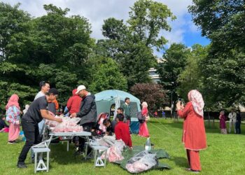 DAGING korban diagih-agihkan sambil dihidangkan juadah Hari Raya Aidiladha di taman awam di Edinburgh, Scotland, baru-baru ini.